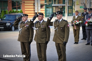 Żołnierze oddają hołd przy pomniku Józefa Piłsudskiego