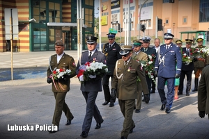 Delegacja składa kwiaty przy pomniku