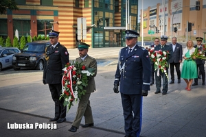 Delegacja służb mundurowych składa kwiaty przed pomnikiem Józefa Piłsudskiego