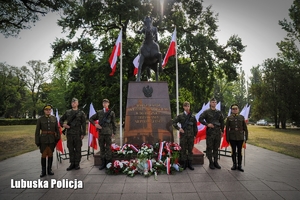 Warta honorowa przy pomniku Józefa Piłsudskiego