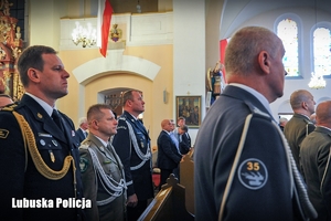 Generał lubuskiej Policji podczas mszy świętej