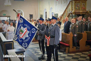 Poczet sztandarowy Lubuskiej Policji przy ołtarzu