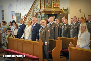Żołnierze oraz Wojewoda Lubuski podczas mszy świętej