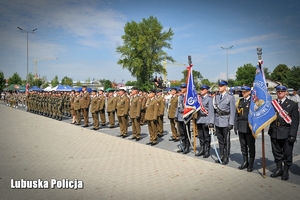 Poczty sztandarowe oraz żołnierze na placu apelowym