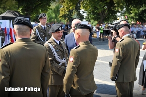 Dowódca nadaje odznaczenia żołnierzom