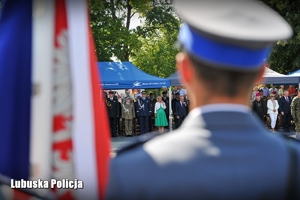 Poczet sztandarowy Lubuskiej Policji a w tle Generał nadinspektor Jarosław Pasterski