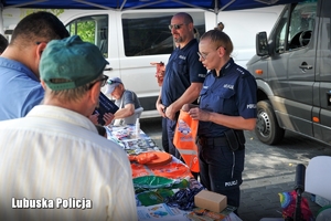 Policjantka rozmawia z zainteresowanymi mieszkańcami