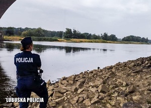 Policjantka na brzegu rzeki