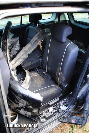 Wnętrze uszkodzonego samochodu