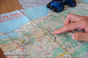 Osoba sprawdzająca mapę Polski.