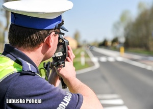 Policjant drogówki sprawdzający prędkość jadących pojazdów.