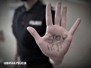 Napis STOP HEJT napisany na dłoni policjantki.