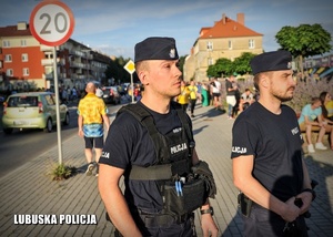 Policjanci oddziałów prewencji Policji wśród kibiców przed stadionem.