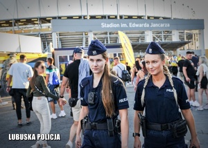 Policjantki wśród kibiców przed stadionem.