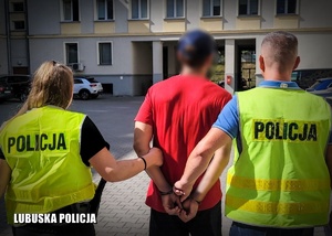 policjanci prowadzą podejrzanego