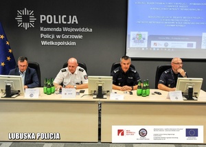 Funkcjonariusze policji z Polski i Niemiec siedzący w sali konferencyjnej.