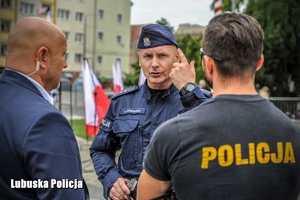 policjanci podczas zabezpieczenia