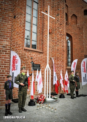 Biały Krzyż Solidarności z posterunkiem żołnierzy i harcerzy.