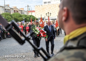 Wojewoda Lubuski Władysław Dajczak i Dyrektor Generalny Lubuskiego Urzędu Wojewódzkiego Roman Sondej składają kwiaty przed pomnikiem.