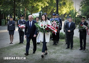 Złożenie kwiatów przed pomnikiem przez Wojewodą Lubuskiego Władysława Dajczaka.
