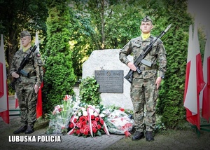 Posterunek żołnierzy przy pomniku.