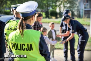 Policjanci ruchu drogowego i prewencji w zabezpieczeniu drogi do szkoły 1 września