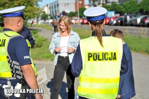 policjanci rozmawiają z dziećmi i ich mamą
