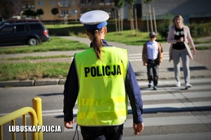 policjantka przechodzi przez przejście dla pieszych