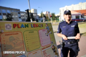 plan lekcji i policjantka w tle
