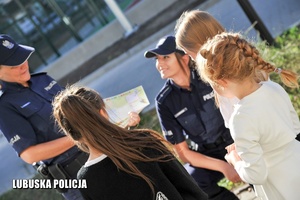 policjantki rozmawiają z dziećmi