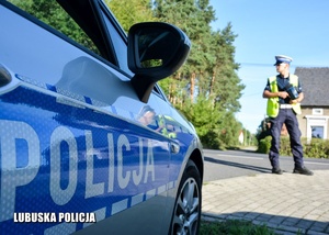 radiowóz i policjant kontrolujący prędkość