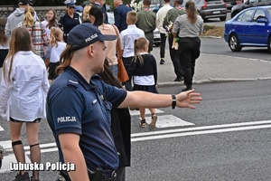 policjant kieruje ruchem