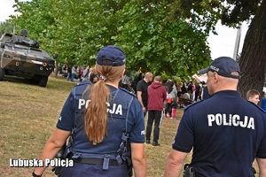 policjanci idą parkiem