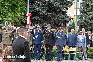 mundurowi oddają honor podczas uroczystości