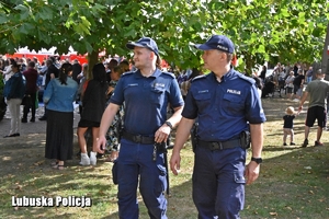 policjanci obserwują uczestników uroczystości