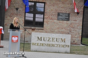 kobieta przemawia na terenie muzeum