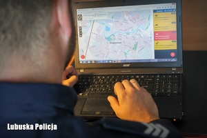 Policjant sprawdza na Krajowej Mapie Zagrożeń Bezpieczeństwa występujące zagrożenia