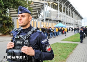 Policjant oddziałów prewencji zabezpiecza wydarzenie