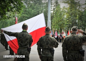 Poczet flagowy żołnierzy podczas uroczystości.