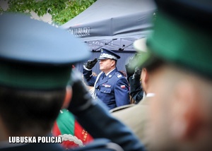 Komendant Wojewódzki Policji w Gorzowie Wielkopolskim oddaje honor.