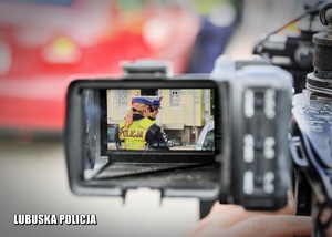 Policjanci drogówki w obiektywie kamery.