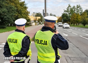 Policjanci drogówki podczas sprawdzania prędkości jadących pojazdów.