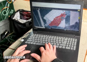 laptop i widok na mapę