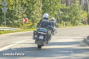 policjanci jadą na motocyklach