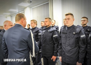 Komendant Wojewódzki Policji w Gorzowie Wielkopolskim składa gratulacje nowo przyjętemu policjantowi.