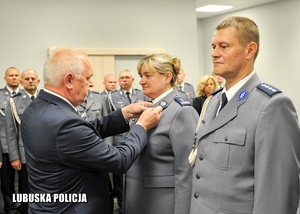 Wojewoda Lubuski przypina medal policjantce.