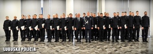 Zdjęcie pamiątkowe - nowo przyjęci policjanci z Komendantem Wojewódzkim Policji w Gorzowie Wielkopolskim oraz Wojewodą Lubuskim.