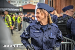 policjantka podczas zabezpieczenia wizyty Prezydenta Polski