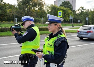 Policjanci drogówki podczas kontroli prędkości jadących pojazdów.