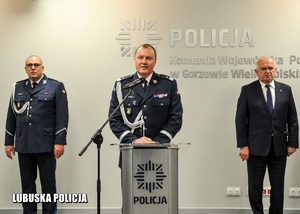 Komendant Wojewódzki Policji w Gorzowie Wielkopolskim przemawia do funkcjonariuszy.